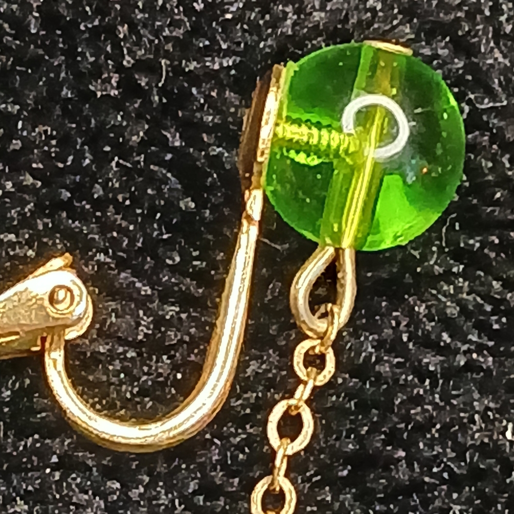 5$ Vtg Green Glass and Gold Drop Clip-On Earrings - Picture 6 of 7